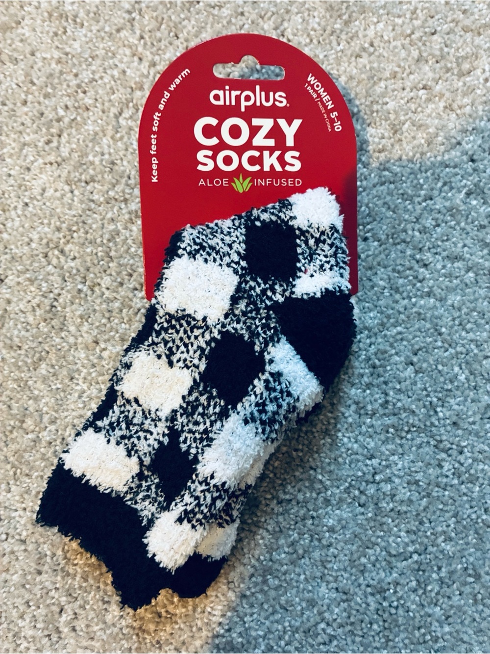 FREE‼️BUNDLE IT Airplus Aloe Cozy Black & White Fuzzy Casual Socks
